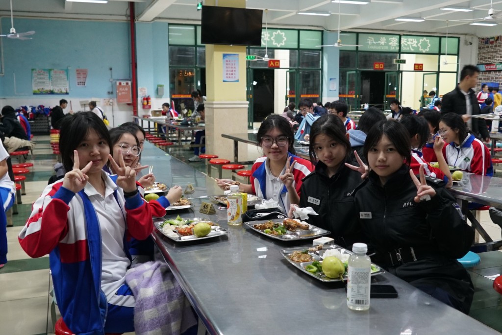 「更生先鋒領袖」學員到訪廣東肇慶中學，與當地學生一起用膳。