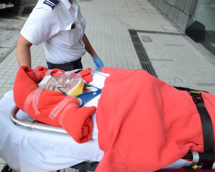 女傷者清醒送阮。歐陽偉光攝