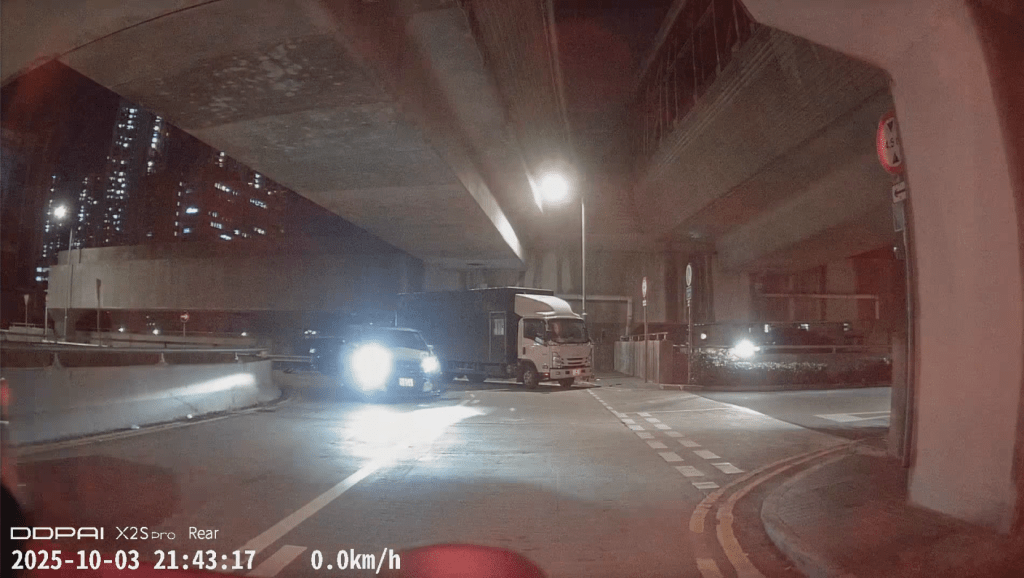白色七人車隨即倒後駛走。fb「香港突發事故報料區及討論區」