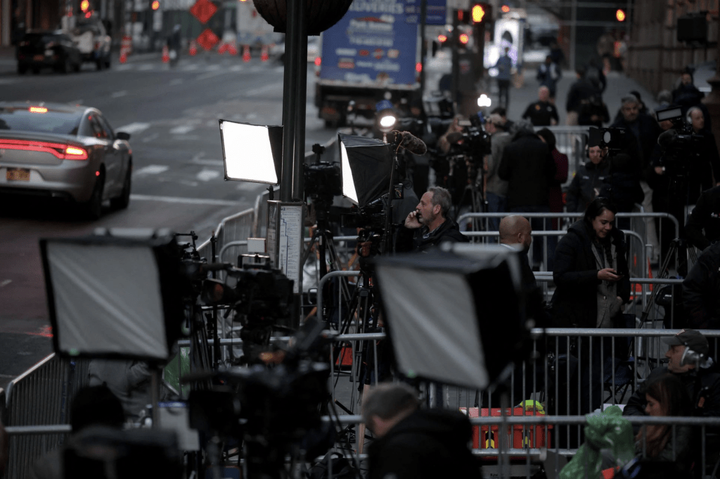 大批媒体成员在特朗普大厦外工作。路透社