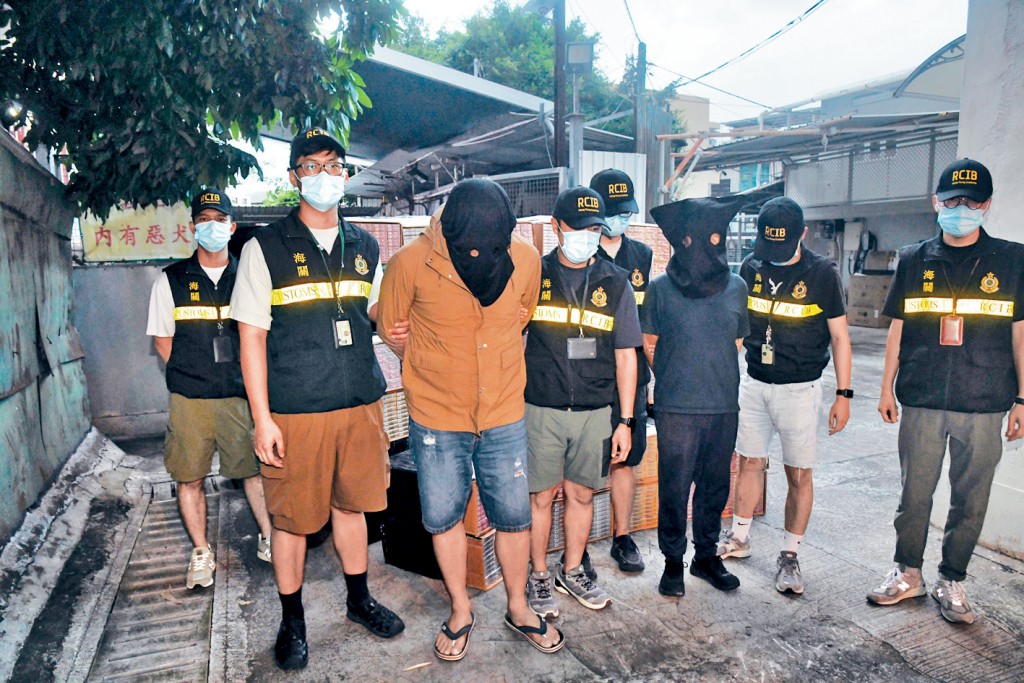 海關於新田永平村貨櫃檢獲1060萬支私煙，並拘捕一名內地男子及一名本地男子。