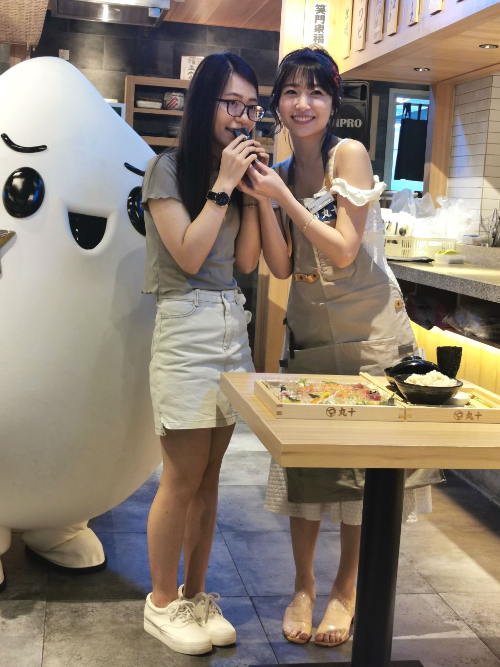 Carrie日前做寿司店一日店长，亲自做寿司畀女影迷食。