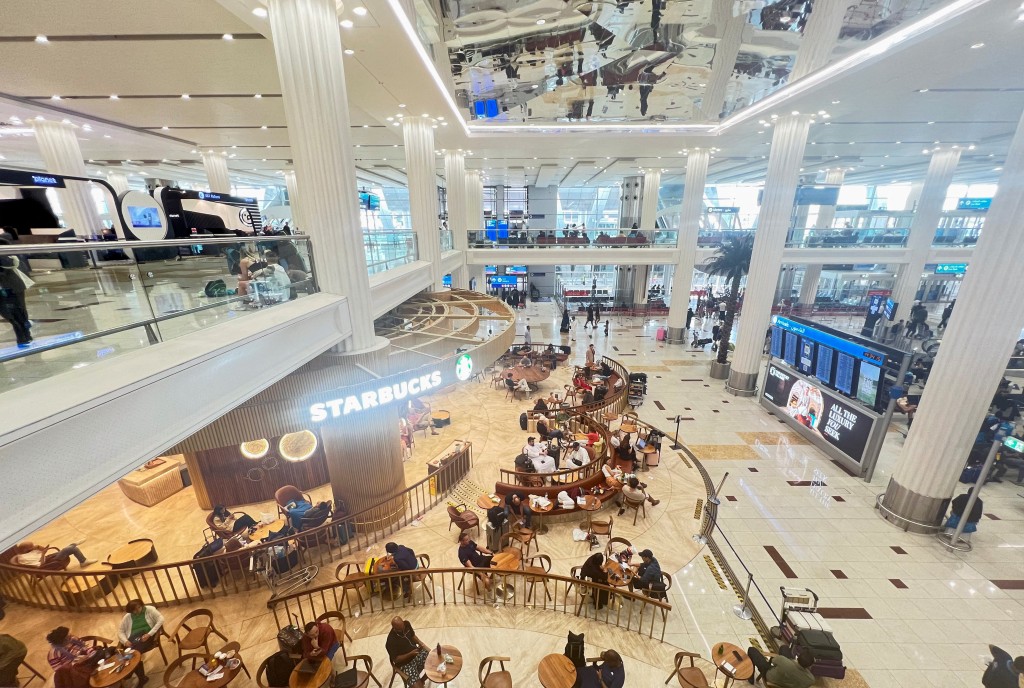 杜拜國際機場每年旅客吞吐量高達1.2億人次，但因其位於市中心，無法再行擴建。路透社