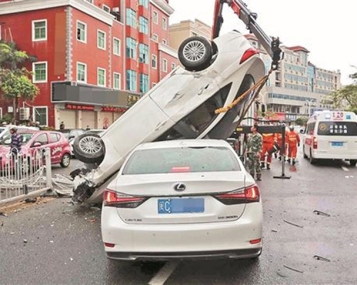 汽车失控撞毁防护栏，飞到另一车顶。(网图)