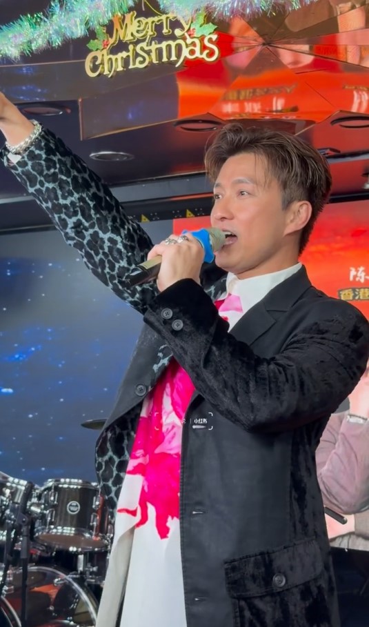 TVB視帝曾傳婚變外地夜蒲 郵輪登台走入粉絲群一度混亂 超低胸美女埋身來者不拒