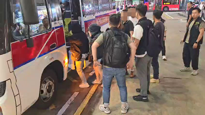 警方於旺角建興大廈拘捕多人。