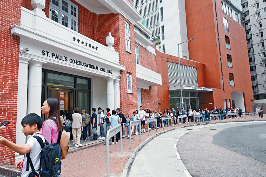 傳統名校聖保羅男女中學昨舉行中一入學簡介會，大批家長一早到校門外排隊等候入場。
