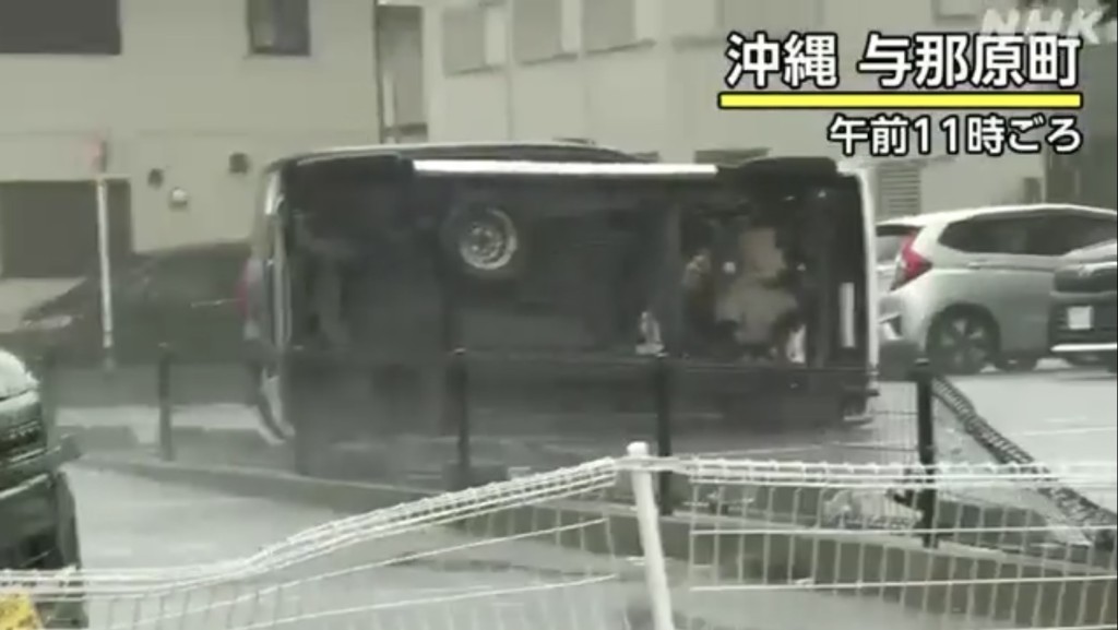 与那原町有汽车被吹至翻侧。 NHK截图
