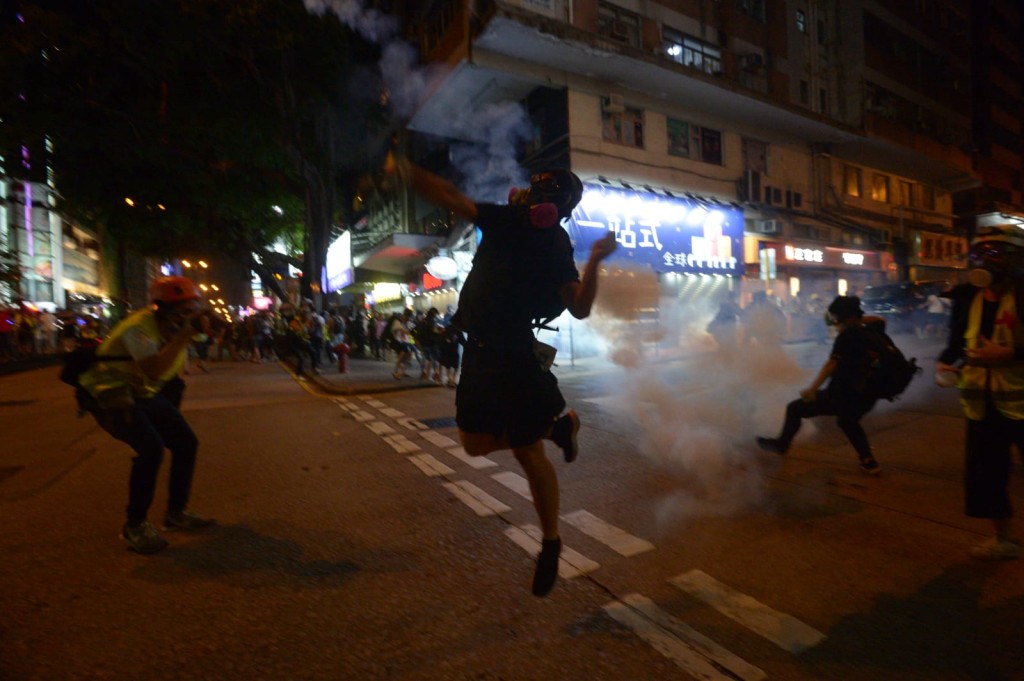 警察多次發射催淚彈。