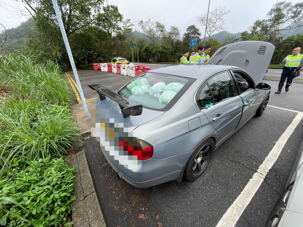 懷疑被非法改裝的車輛被拖往大欖涌車輛檢驗中心進一步檢驗。警方提供
