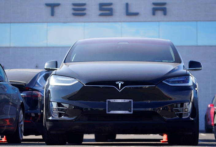 Tesla市值逼近8300億美元。AP