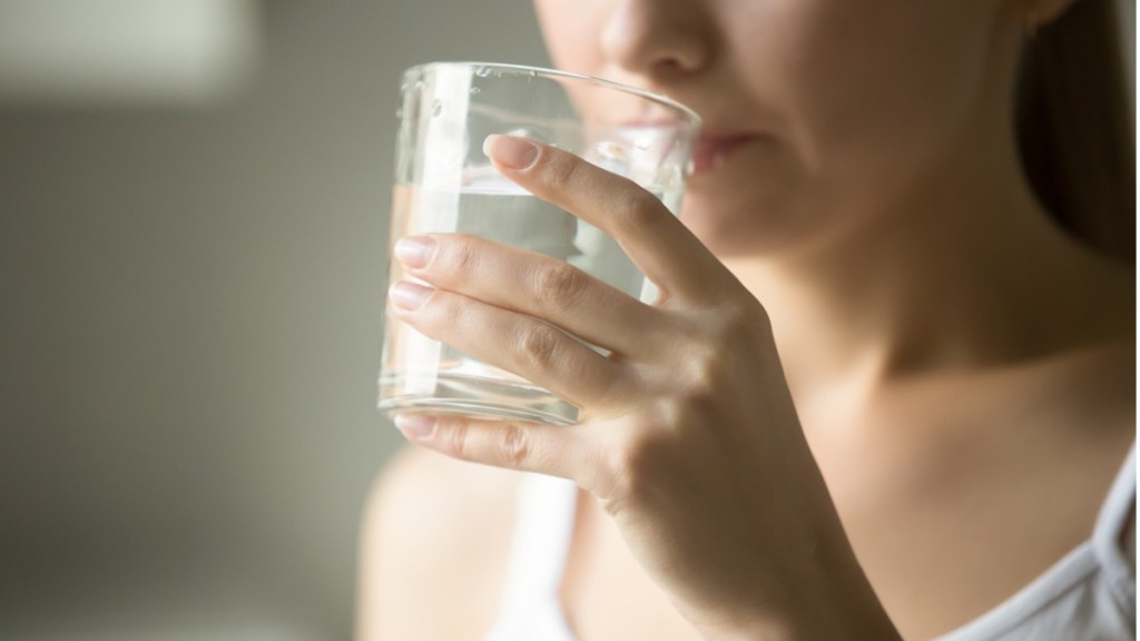 狂飲水不解渴代表肺脾腎出問題，中醫指3情況要多喝水。