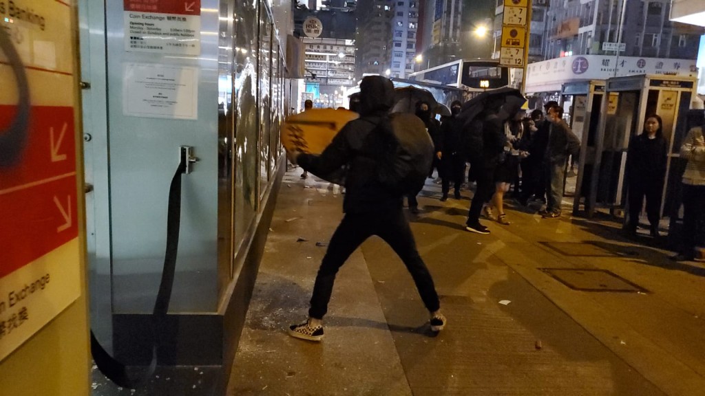 滙豐銀行遭破壞。