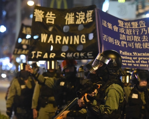 當日荃灣大批示威者堵路防暴警要施放催淚彈驅散。資料圖片