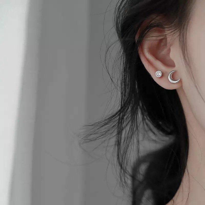 【 小資女簡約飾物穿搭法#2】不戴垂墜的簡約耳環，也可像這圖戴上不同簡約圖案的小耳環，像黑夜的星星和月亮，儘管遠看很細小，卻有令人目不轉睛的魅力！這就是小資女簡約飾物的穿搭秘密！