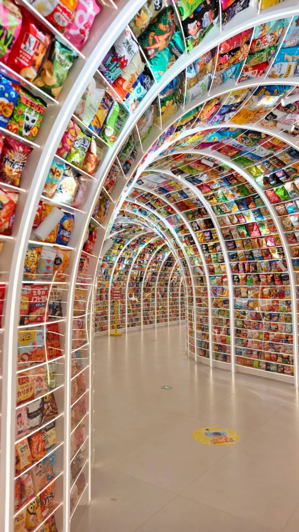 長沙「零食王國」大如30籃球場，滙聚6500品牌超過4萬款零食。小紅書@Amy仙
