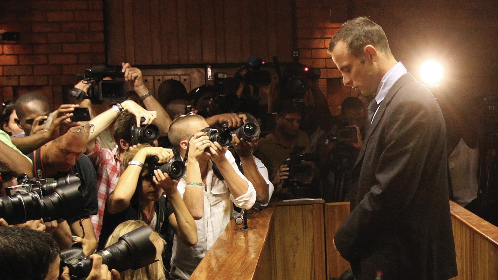 2013年2月20日,即案發後不久,皮斯托留斯(Oscar Pistorius)出庭應訊吸引大批傳媒採訪。 美聯社