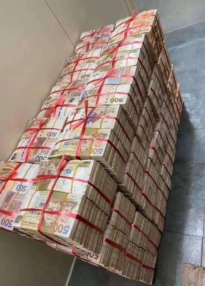 還有網民搞笑地上載巨額的500元紙幣, 揚言「我沒有儲水只有儲錢」。不過, 有人卻擔心萬一有事時——「大鑊啦, 銀紙唔浸得水呀」、「海嘯沖走晒」、 「要全部是膠質的10元紙才防水啦」。fb「日本預言:我所看見的未來🔥(地震+海嘯+天災+🌋火災+⚠️防災消息關注)🔥」截圖 還有網民搞笑地上載巨額的500元紙幣, 揚言「我沒有儲水只有儲錢」。不過, 有人卻擔心萬一有事時——「大鑊啦, 銀紙唔浸得水呀」、「海嘯沖走晒」、 「要全部是膠質的10元紙才防水啦」。fb「日本預言:我所看見的未來🔥(地震+海嘯+天災+🌋火災+⚠️防災消息關注)🔥」截圖 