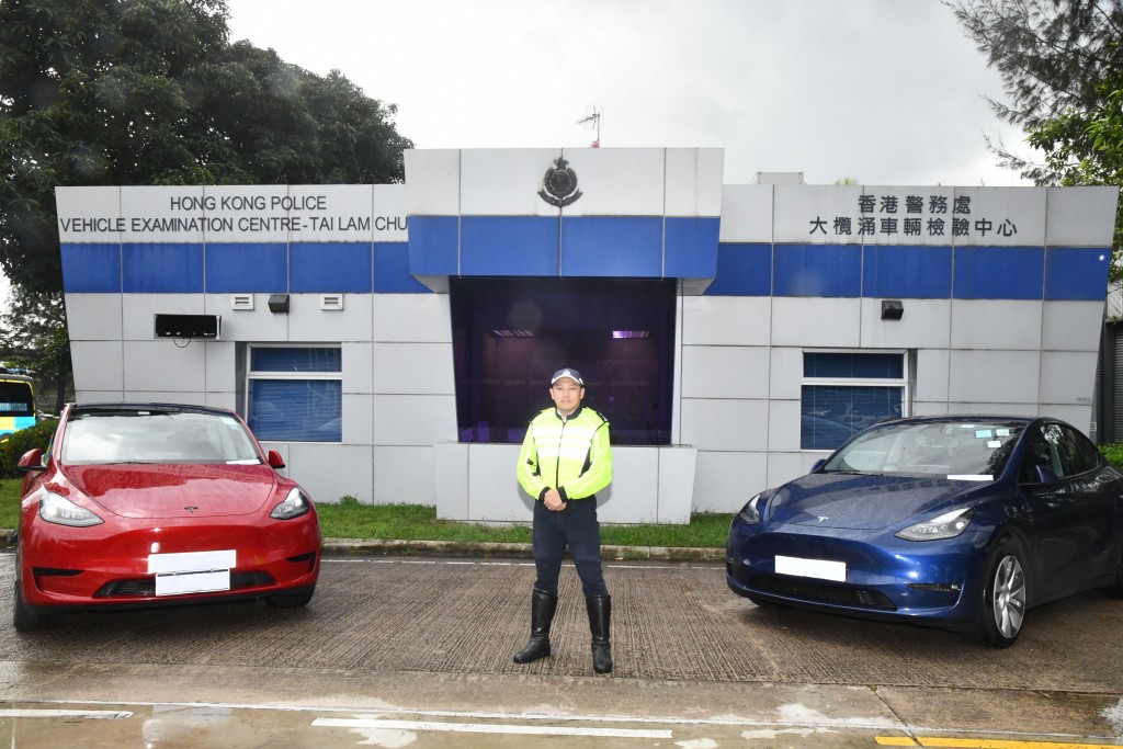 警方在屯門區打擊白牌車,拘捕兩名司機及扣查兩輛私家車。徐裕民攝 警方在屯門區打擊白牌車,拘捕兩名司機及扣查兩輛私家車。徐裕民攝