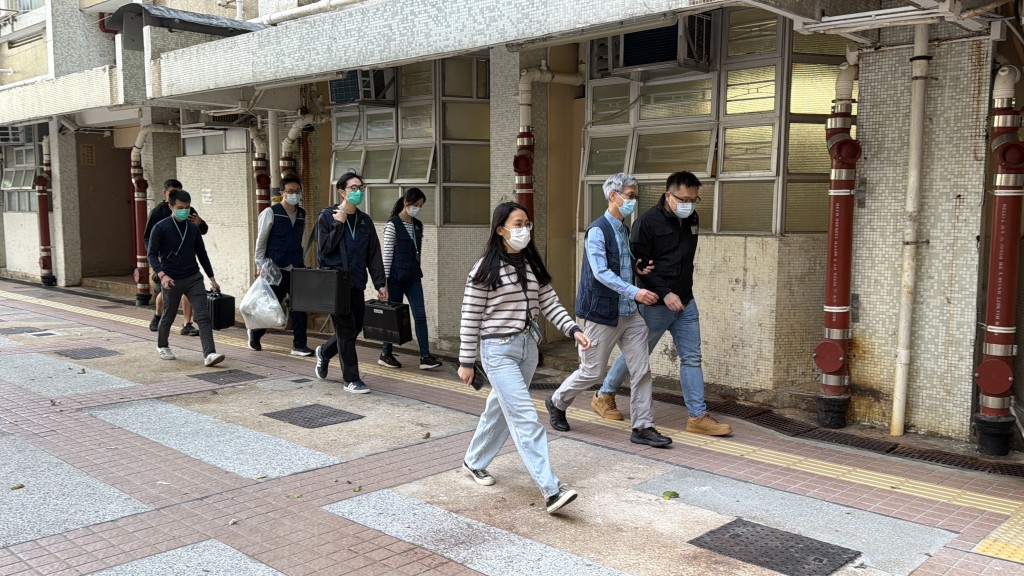 政府化驗所人員到場。