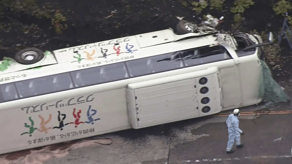 巴士载有36人，1人死亡，3人伤势严重。youtube截图