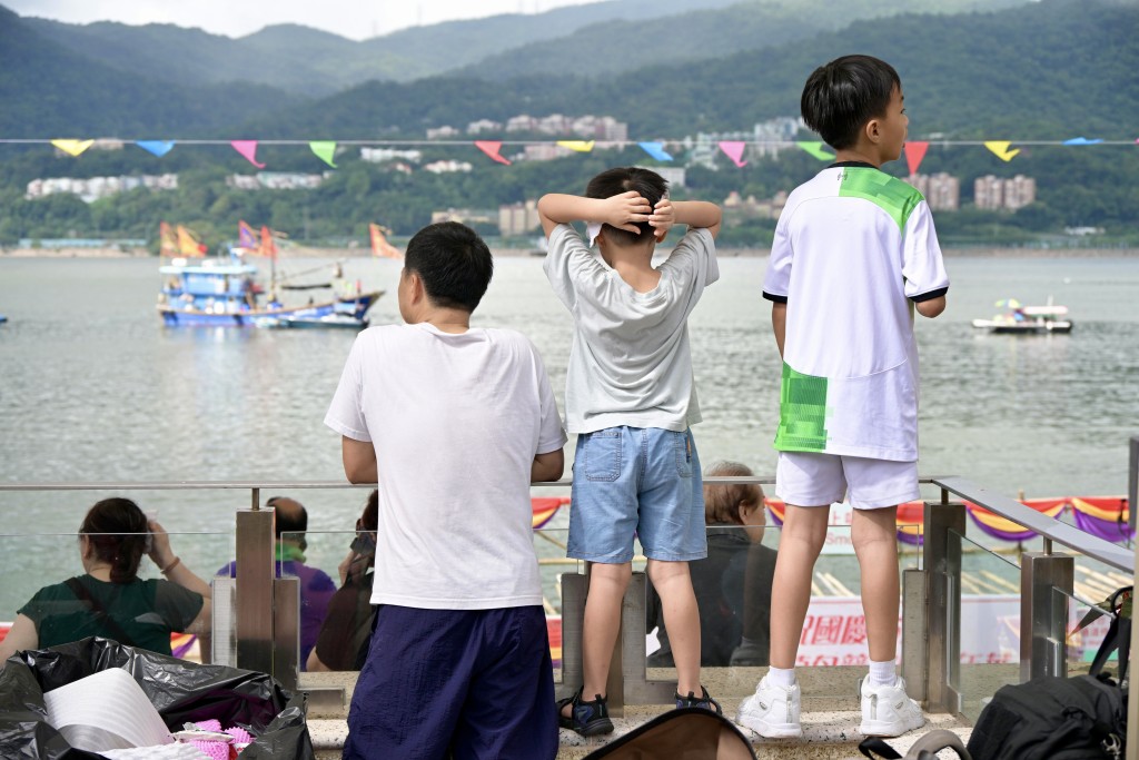 大埔龍舟競賽吸引不少市民駐足觀看。