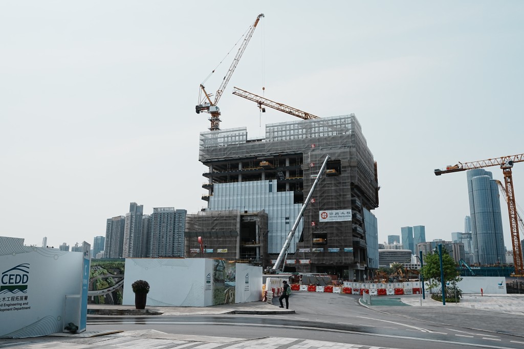 蔡傑銘表示，預期今年內陸續落成園區首批餘下五座大樓。
