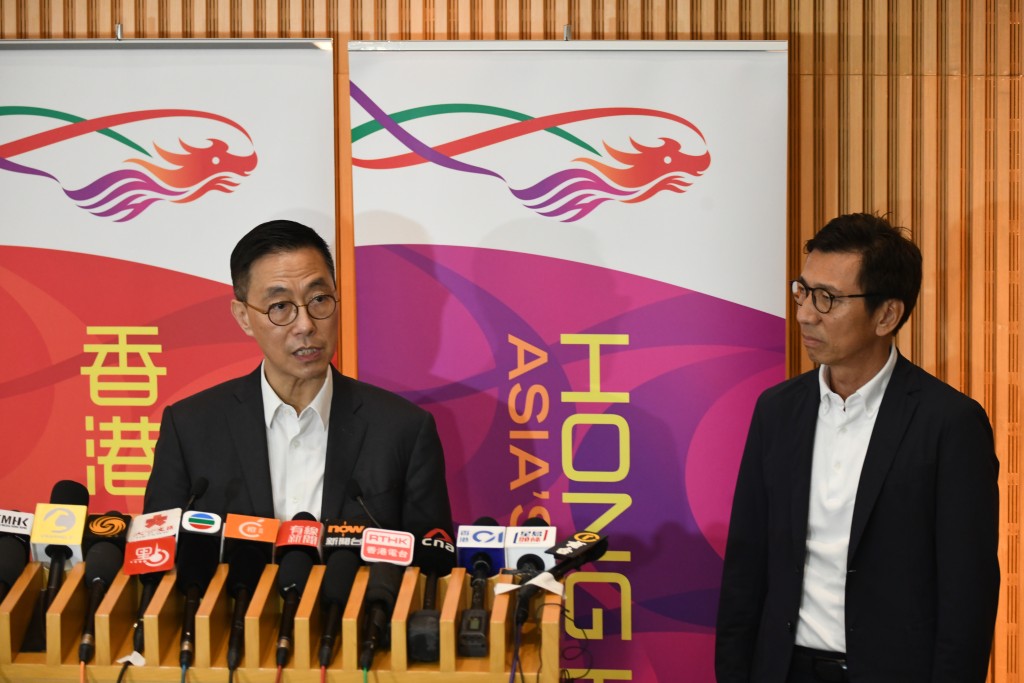 文化体育及旅游局局长杨润雄（左）和体育专员黄德森。