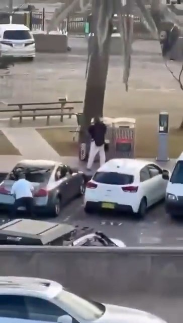 有網民拍下英雄民眾奪槍經過。X@Àdnanô 有網民拍下英雄民眾奪槍經過。X@Àdnanô