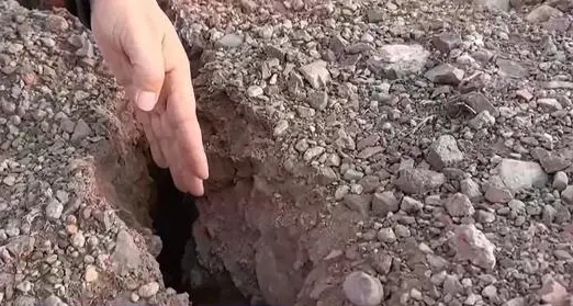 地面出現了比手掌還要寬的裂縫。央視