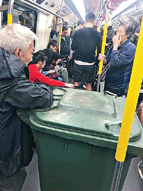 白頭伯伯被發現推垃圾桶上港鐵。資料圖片