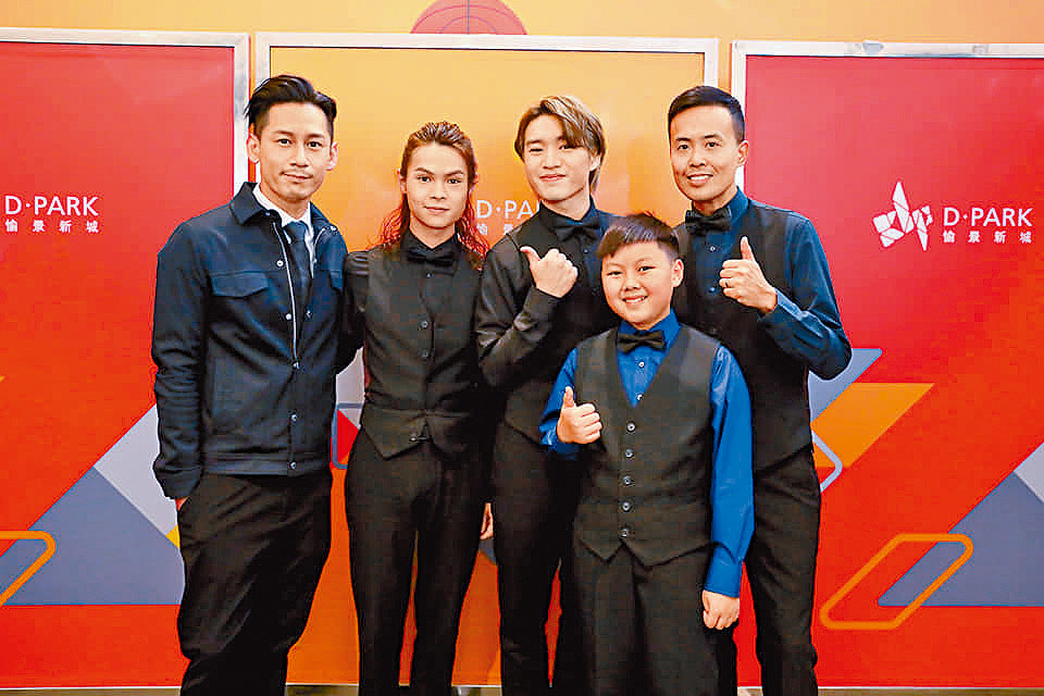 傅家俊（右）與當紅組合Mirror合演慈善賽，將桌球普及化。