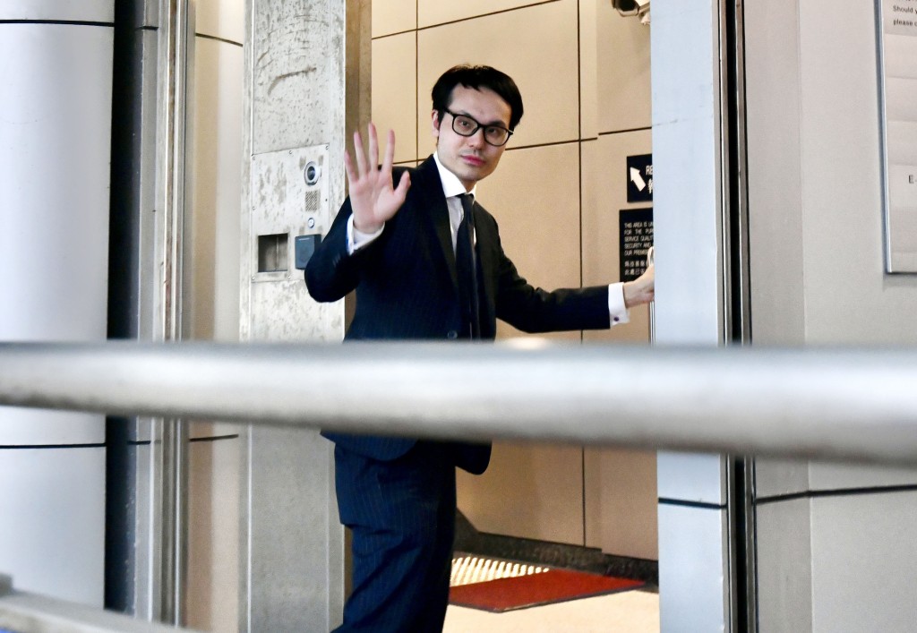 范德偉到達北角警署，其間他向傳媒揮手，未有回答是否擔任林作的代表律師。何君健攝