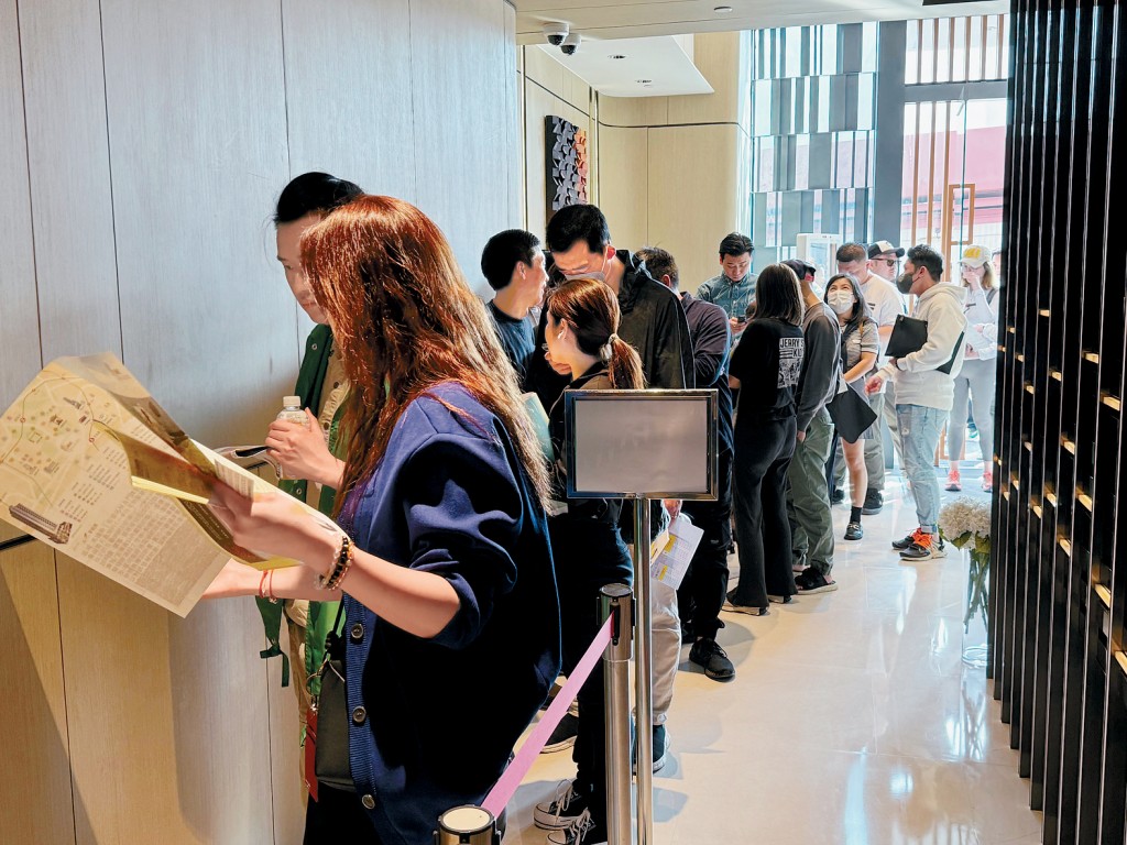瓏碧現樓示範單位吸引大批睇樓客參觀。