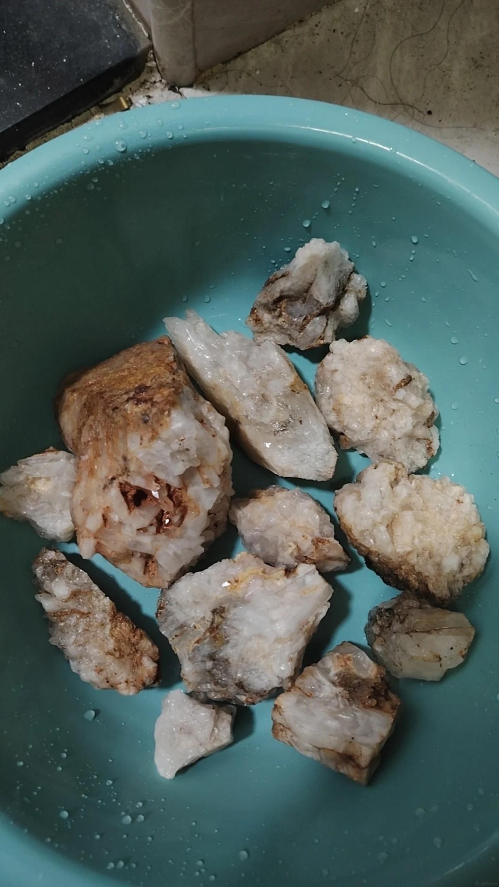 广州暹岗大山遭非法开挖水晶，许多网民展示战利品。小红书