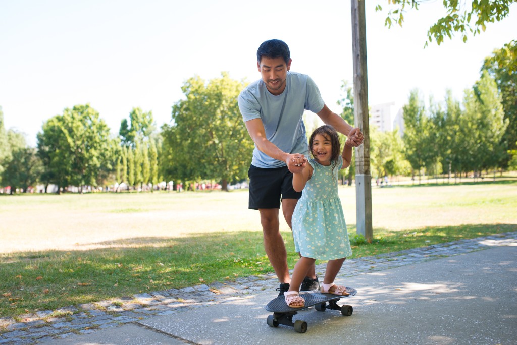 我們希望肯定「爸爸」在教養子女上的角色，強調「爸爸、媽媽」兩者的身份同等重要。（示意圖）