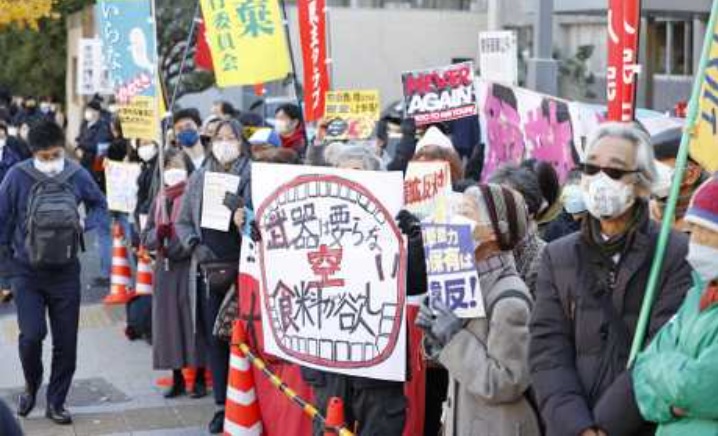 日本民眾周五在東京的首相官邸前集會，反對以加稅來籌備防衛費。路透社
