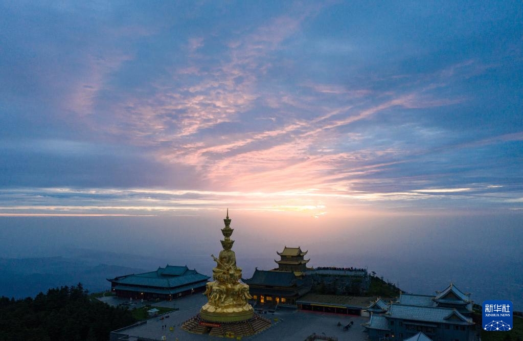 晨曦中的峨眉山景區金頂和萬佛頂。 新華社