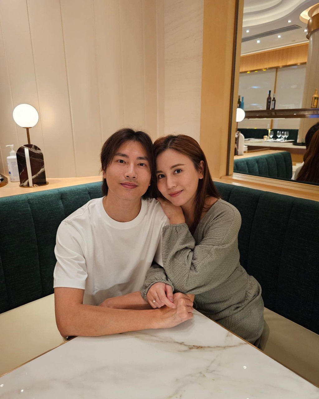 羅力威跟雨僑拍拖7年後結婚。