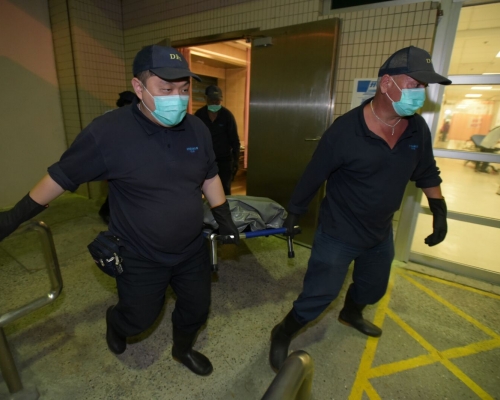 遭巨型喉管壓斃的男工人被送往北區醫院，其後證實不治。黃文威攝