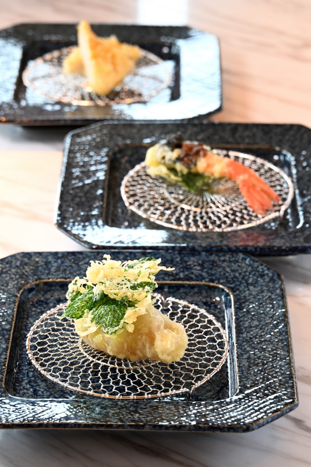 天婦羅 是嘗味餐單中令人期待的菜式。花膠、牡丹蝦及帆立貝沾上薄漿炸脆，鮮香鬆化。
