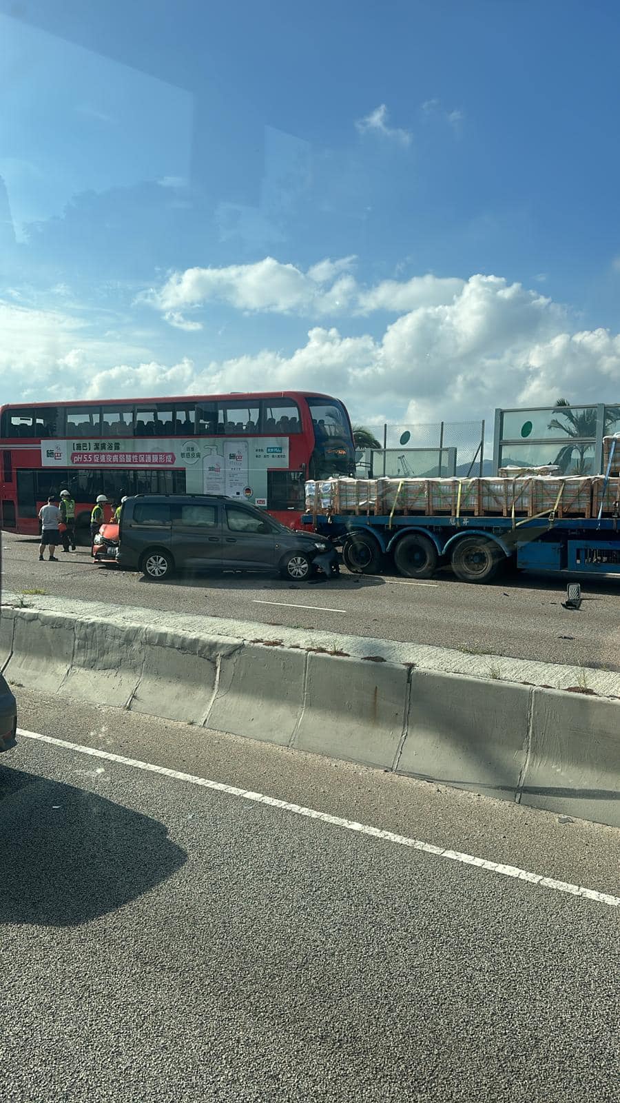 元朗公路(往屯門方向)近欖口村發生四車相撞意外。網上圖片