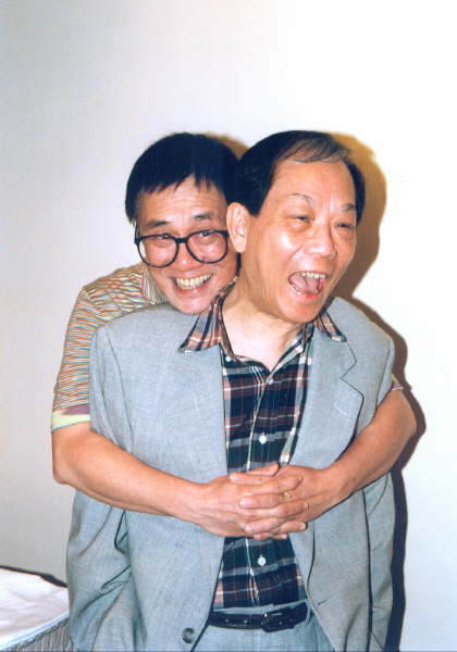 顾嘉辉与黄沾合作无间，创作过《狮子山下》、《上海滩》、《当年情》等多首经典歌。