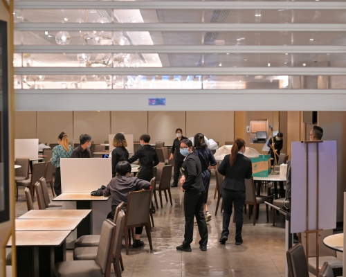 金滿庭員工在內進行清潔工作。