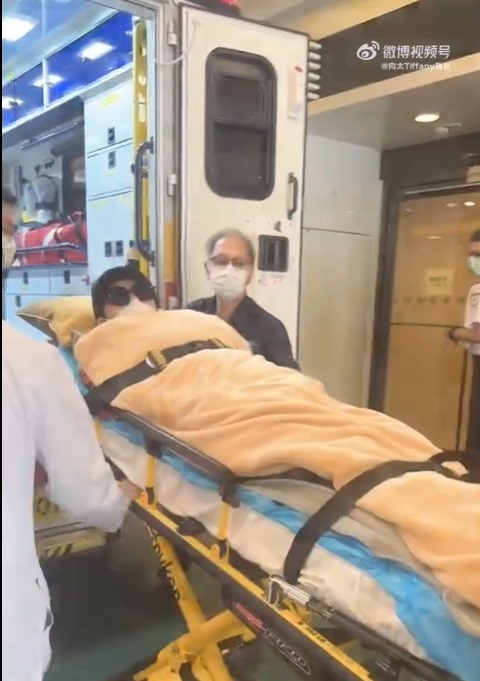 片中见到向太被救护车送到医院的情况。