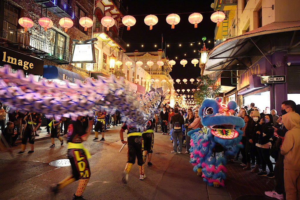 三藩市唐人街舞龙舞狮办夜市迎接APEC和习拜会，气氛热闹如过年。