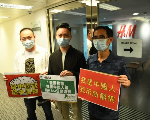 公民力量李梓敬等成員到H&M抗議。