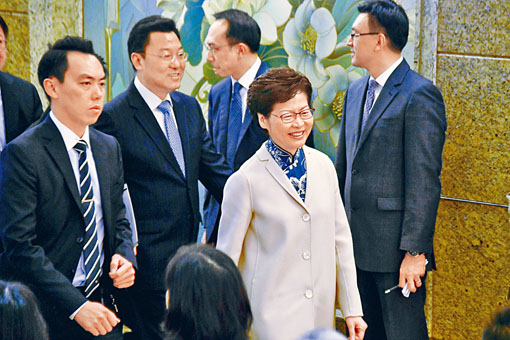 谢锋(左二)表示，相信黑衣暴徒只是一小撮人 。