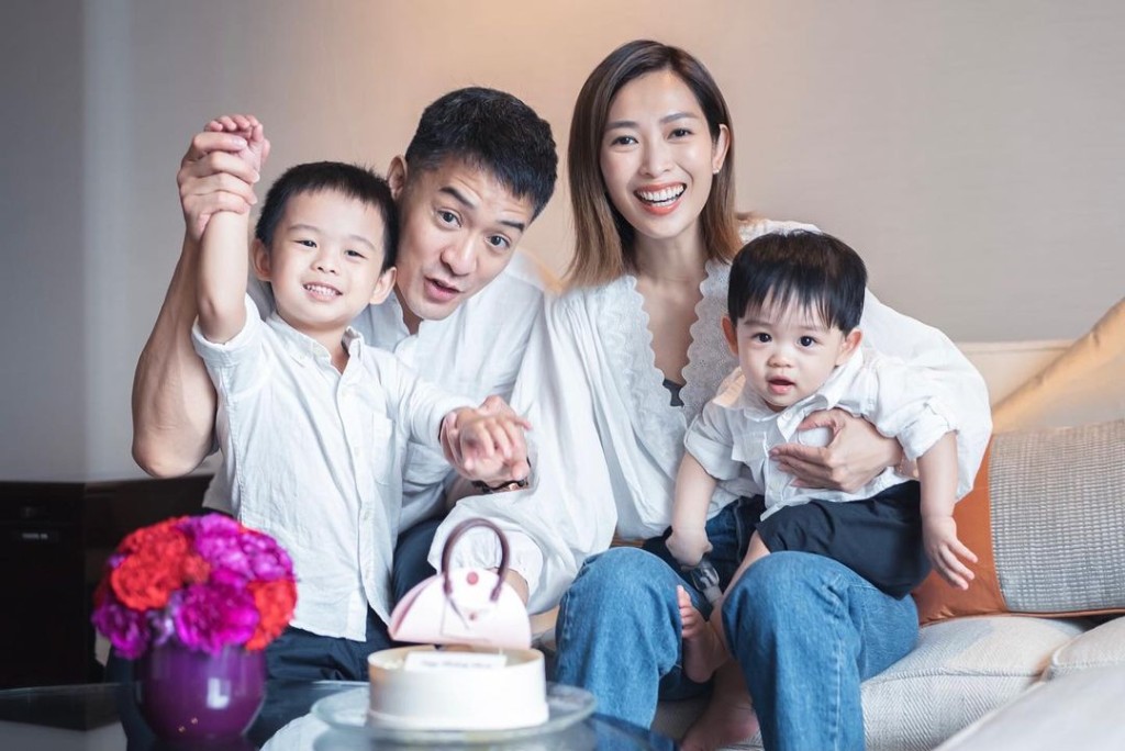 一家四口慶祝。