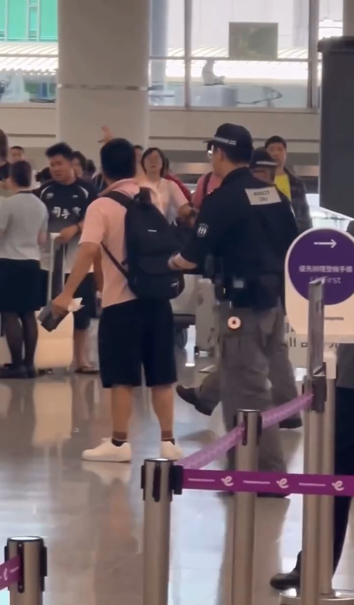 男子在香港快運航空的櫃位前大吵大鬧。網上片段截圖